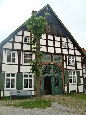Типичная Немецкая Деревня Bischoffen В Провинции Гессен, Германия  Фотография, картинки, изображения и сток-фотография без роялти. Image  83485332