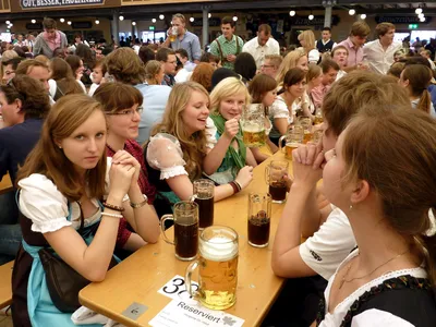 Немецкие девушки пиво пьют - по ходу им лет с 14 можно рас… | Flickr