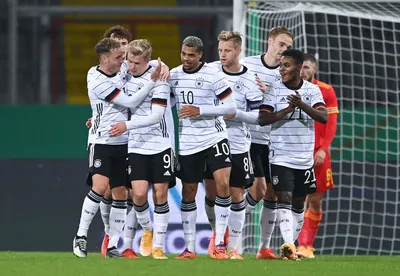 Игроки сборной Германии закрыли рот руками на командном фото – почему,  причины протеста, фото на Sports.ru