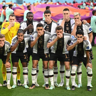 Немецкие футболисты демонстративно заткнули себе рты перед матчем с Японией  - МК
