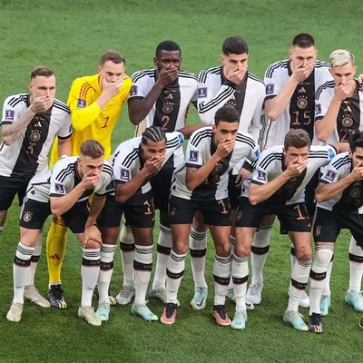 Немецкие футболисты закрыли рот рукой на командном фото перед матчем ЧМ -  РИА Новости Спорт, 23.11.2022
