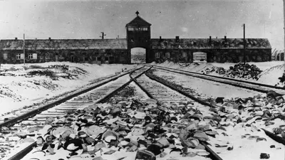83 года назад в немецкий концлагерь Освенцим прибыл первый транспорт с  поляками - Русская редакция - polskieradio.pl