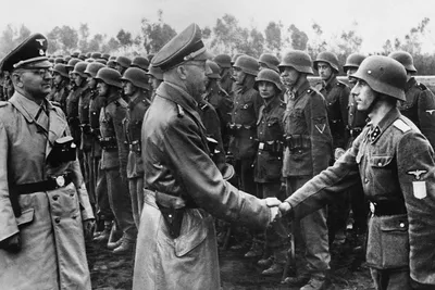 Фото \"Советские офицеры беседуют с жителями Берлина\", июнь 1945, Германия,  г. Берлин - История России в фотографиях