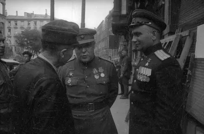 Немецкие офицеры с картами перед атакой советских позиций на Перекопском  перешейке — военное фото