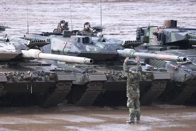 Переданные ВСУ немецкие танки Leopard 2 оснастили советской защитой -  Газета.Ru | Новости