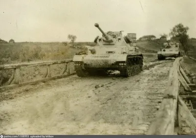 Великие Луки : Советские солдаты осматривают немецкие танки, брошенные в  районе Великих Лук [2] : Фотогалерея города