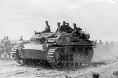 Сгоревший немецкий танк Pz. IV Ausf. H в районе Комарома в Венгрии —  военное фото