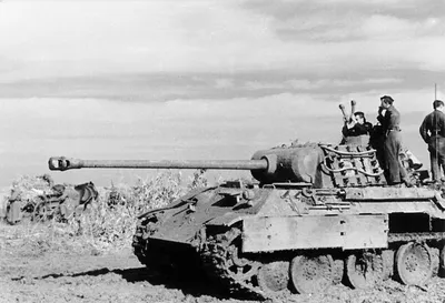 Артиллеристы советской 6-й танковой бригады осматривают подбитые немецкие  танки [1] — военное фото