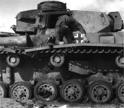 Подбитый немецкий танк PzKpfw II — военное фото