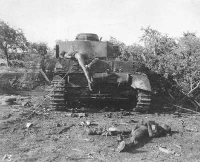 Сгоревшие немецкие танкисты и танк Pz.Kpfw. IV — военное фото