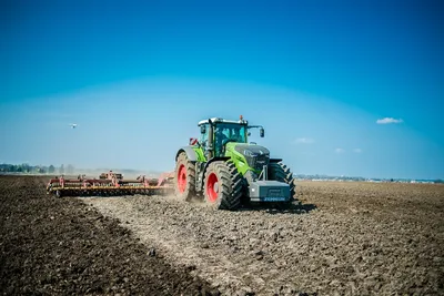 Немецкие тракторы Xerion и Axion Claas стоят на следе Редакционное  Изображение - изображение насчитывающей ферма, стойки: 71073635