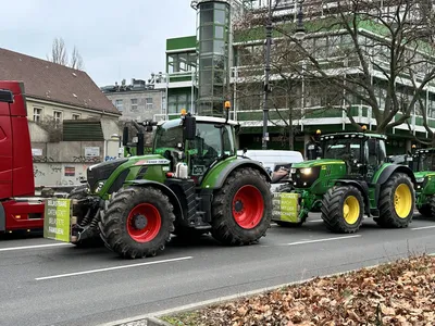 Немецкий трактор Axion Claas управляет на следе Traktor вытягивая событие  Редакционное Изображение - изображение насчитывающей земля, тянуть: 71100235
