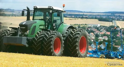 Немецкие тракторы Xerion и Axion Claas стоят на следе Редакционное Фото -  изображение насчитывающей поле, тянуть: 71073771