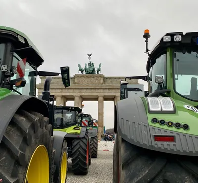 берлин #германия #налоги #трактора #протест #митинг #сельскоехозяйств... |  TikTok