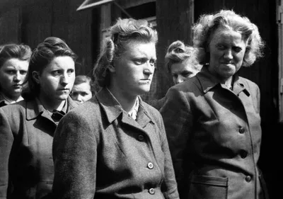 Арестованные немецкие женщины из охраны СС концлагеря Берген-Бельзен [1] —  военное фото