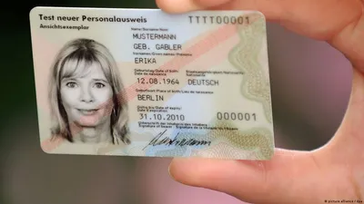 Отпечатки пальцев в немецком паспорте. Почему многие против – DW –  12.07.2021