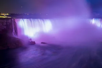 Как выглядит замерзший Ниагарский водопад ночью, освещенный красочными  огнями