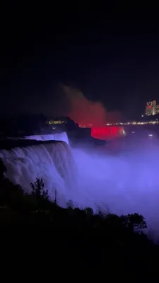 Ниагарский водопад освещается ночью разноцветными огнями и фейерверками |  Премиум Фото