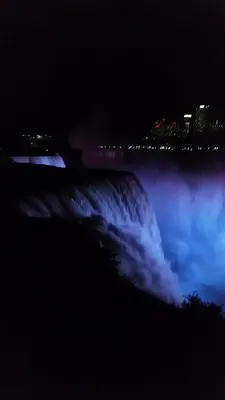 Ниагарский водопад ночью. Струи падающей воды освещаются цветными  прожекторами, Stock Footage Включая: синий и цвет - Envato Elements