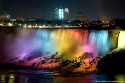 Ниагарский водопад освещается ночью разноцветными огнями и фейерверками |  Премиум Фото