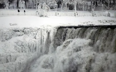 Из-за аномальных холодов впервые за 100 лет замерзла Ниагара