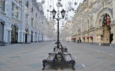 Москва меняется - ЗИМНЯЯ НИКОЛЬСКАЯ Никольская улица с необычного ракурса.  Доброе утро, любимая столица!😍👇🏼 📸 instagram.com/peterkhol  #москваменяется #фото | Facebook