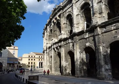 Sights of France - Амфитеатр в Ниме На границе Прованса, на 35 километров  севернее побережья, у подножия плато Гарриг, в городе Ним расположился  Амфитеатр — один из сохранившихся исторических памятников римской эпохи.