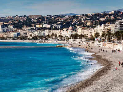 Фото «Ницца. Пляж. И как они на таких булыжниках сидят?» из фотогалереи  «Прогулки по Лазурному Берегу: Канны, Ницца, Монако» Франция , Лазурный  берег #2785742