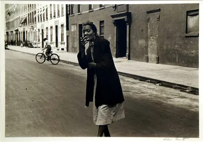 Уличная жизнь Нью-Йорка с 1930-х до 80-х годов в фотографиях Элен Левитт