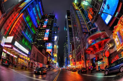 Посмотрите на нью-йорк ночью с желтыми огнями по сравнению с черно-белых  зданий На манхэттене Стоковое Изображение - изображение насчитывающей  темно, офисы: 166309769