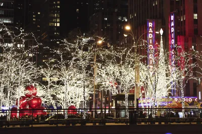 Нью-Йорк США 26-ое декабря 2019 : Дом и веранда улицы оформленные на  рождество и Новый Год в высоте Dyker Редакционное Изображение - изображение  насчитывающей американская, крылечко: 205307440