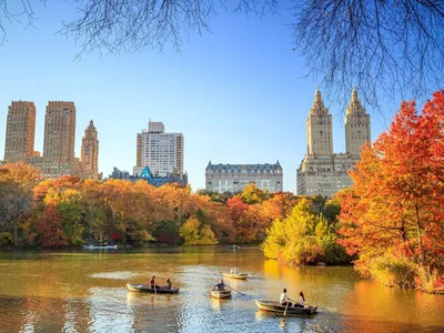 Осенью открывается вид на улицу Манхэттена с небоскрёбами, Нью-Йорк, США  Редакционное Стоковое Изображение - изображение насчитывающей  достопримечательностью, гладить: 164358909