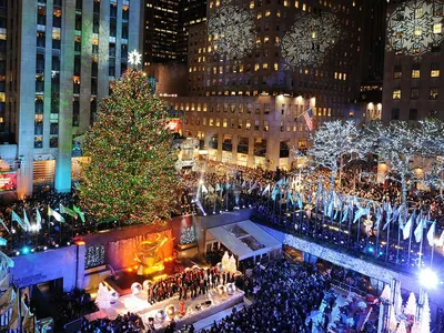 На площади Rockefeller Center в Нью-Йорке установили Рождественскую елку |  RUMesto - портал русскоязычного сообщества в США