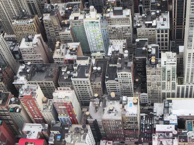 Здание с наклоненной вершиной в центре Манхэттена (Нью-Йорк, США) Стоковое  Изображение - изображение насчитывающей выпуклины, панорама: 156036507