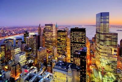 Ночной вид на Нью-Йорк Улица, машины, люди и туристы на ней USA  Редакционное Стоковое Изображение - изображение насчитывающей освещение,  офис: 162642214
