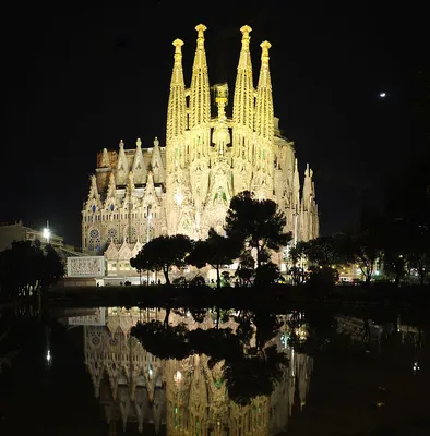 Барселона, одна из самых известных достопримечательностей, видимых ночью,  Испания, Европа Стоковое Изображение - изображение насчитывающей панорамно,  памятник: 148462077