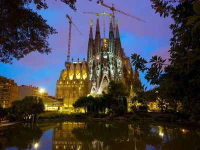 Барселона ночью. #отпуск #отдых #туристическийжурнал | Lugares incríveis,  Viagens, Turismo