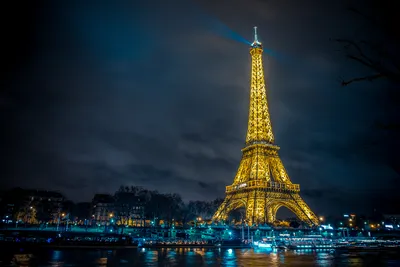 Shining at night Eiffel Tower. Сверкающая ночью Эйфелева башня