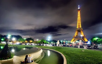 Эйфелева башня ночью | Премиум Фото