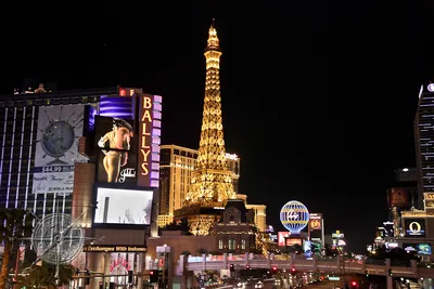 Город Лас-Вегас ночной жизни, город развлечений Редакционное Стоковое Фото  - изображение насчитывающей магазины, зрелищность: 137723613