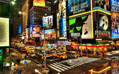 Ночью по улицам Нью-Йорка на Манхэттене США Редакционное Фотография -  изображение насчитывающей город, неон: 203482947