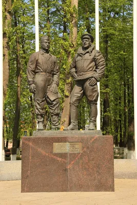 Памятник летчикам полка \"Нормандия-Неман\"