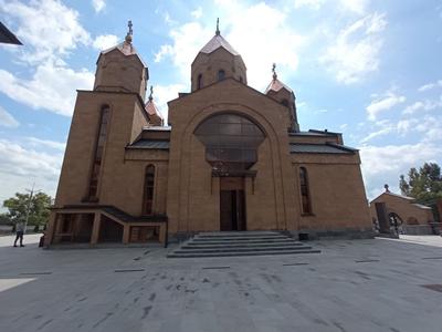 Помощь новым регионам. Армянская церковь присоединилась к гуммиссии ЕР | В  России | Политика | Аргументы и Факты