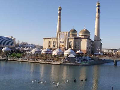 В Чечне открылась крупнейшая в Европе мечеть. Фото - BBC News Русская служба