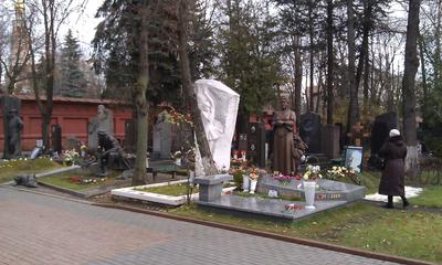 Новодевичье кладбище в Москве фото