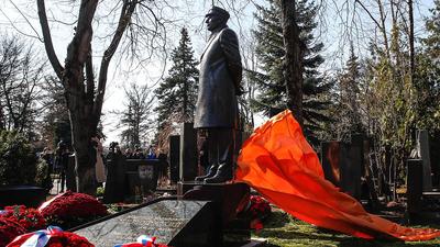Робинзон Крузо похоронен на Новодевичьем кладбище»: история главного  некрополя Москвы - Мослента