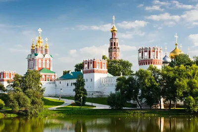 Новодевичий женский монастырь — одна из наиболее значительных  достопримечательностей Москвы