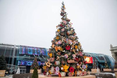 От Кремля до онлайна: 10 лучших новогодних елок Москвы