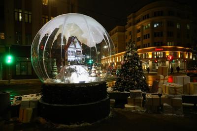 Новогодний стеклянный шар установили в Нижнем Новгороде 16 декабря 2021  года | Нижегородская правда