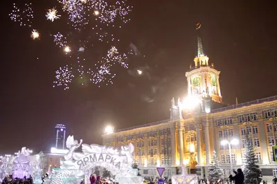 Главная новогодняя ёлка Екатеринбурга вторая в стране по высоте -  «Уральский рабочий»